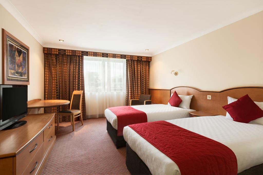 Ramada Hatfield Hatfield  Exterior photo