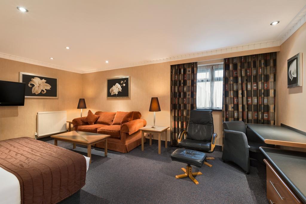 Ramada Hatfield Hatfield  Exterior photo