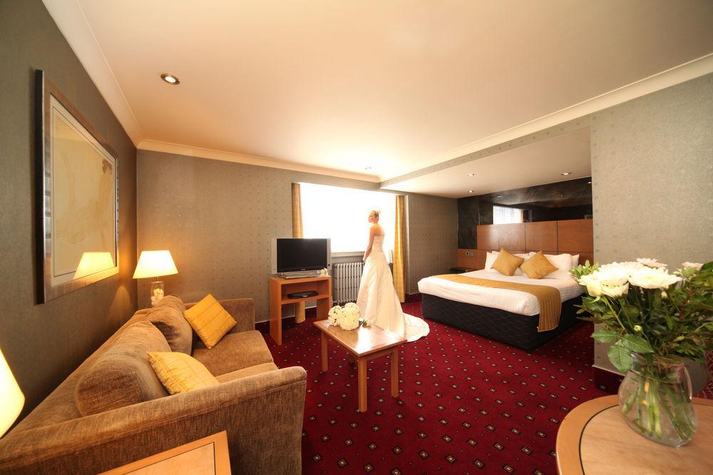 Ramada Hatfield Hatfield  Exterior photo