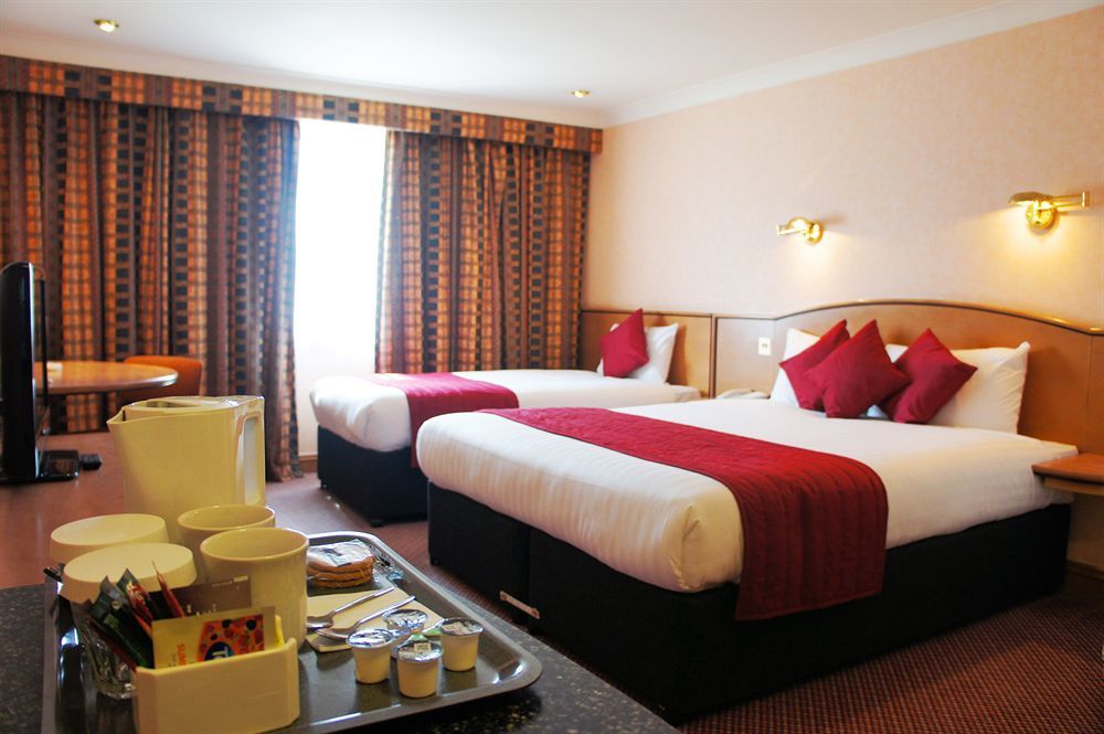 Ramada Hatfield Hatfield  Exterior photo